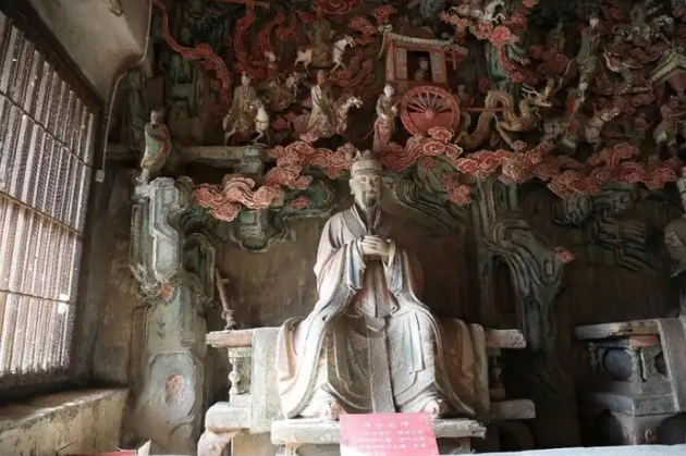 The exquisite hanging sculptures in Taifu Temple