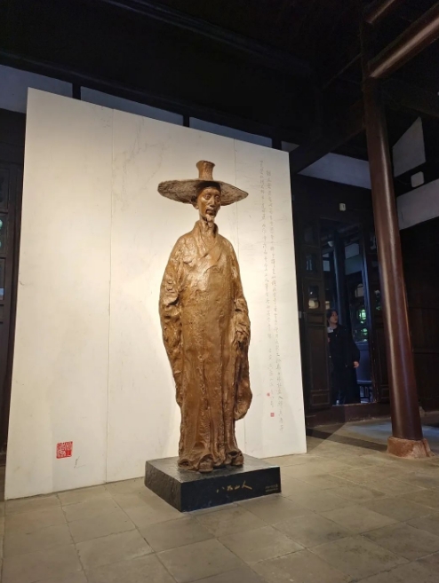 ★ Indoor statue of Zhu Da.