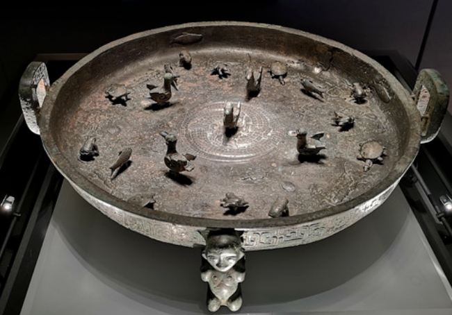 The Duke Jin Plate is a dowry given by Duke Wen of Jin to his daughter.