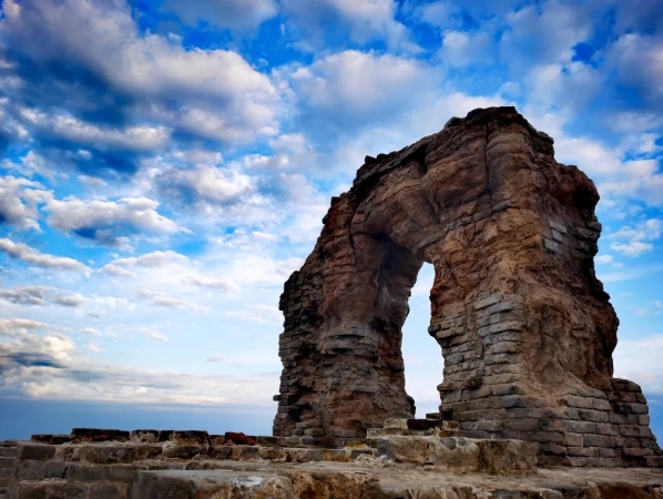 ▲ The “Moon Gate” of Guangwu Great Wall.