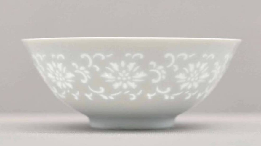 △ Qing Qianlong white glaze bowl with passion flower pattern and linglong decoration, collected in the Palace Museum, Taipei.