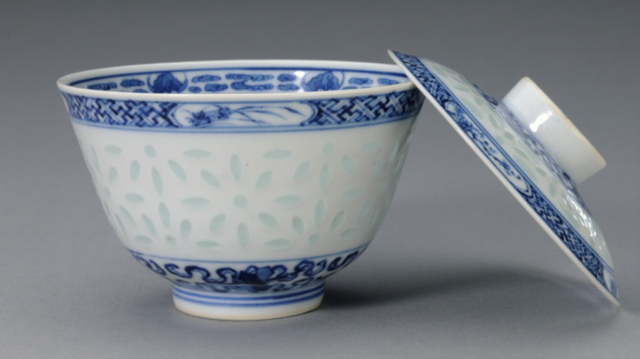 △ Qing Guangxu blue and white linglong covered bowl, collected in the Palace Museum, Beijing.