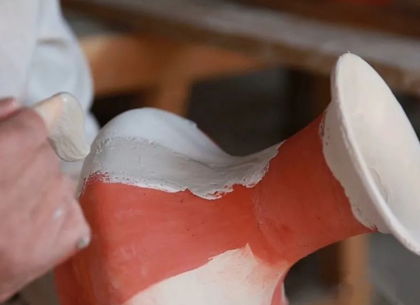 △ Colored glaze craftsmanship - applying glaze.