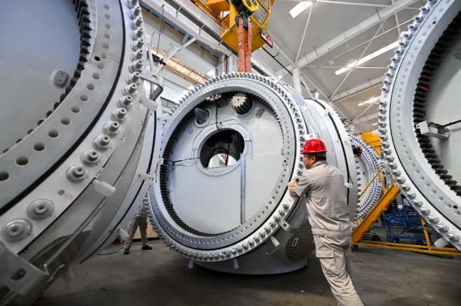 Workers are hoisting wind power equipment in the new energy industrial park of Taiyuan Heavy Industry Group located in Shanxi Transformation and Comprehensive Reform Demonstration Zone.