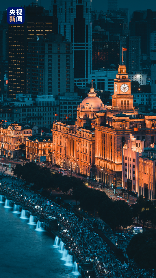 △The unique buildings of the Bund form a scenic line for Shanghai's external display.