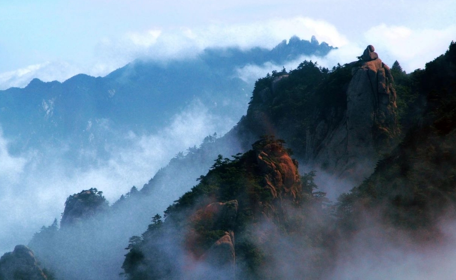 Floating Clouds Adorn Jiuhua