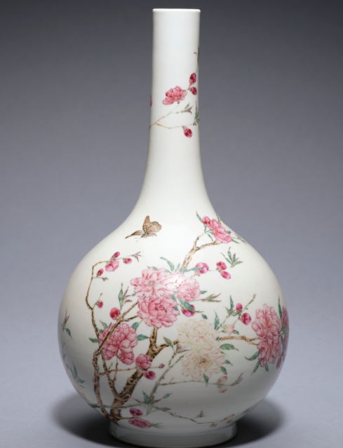 △ Qing Yongzheng famille rose porcelain celestial vase with peach and butterfly pattern, collected in the Palace Museum, Beijing.