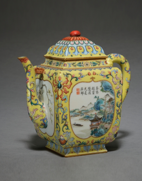 △ Qing Qianlong yellow ground famille rose porcelain teapot with landscape pattern in medallions, collected in the Palace Museum, Beijing.