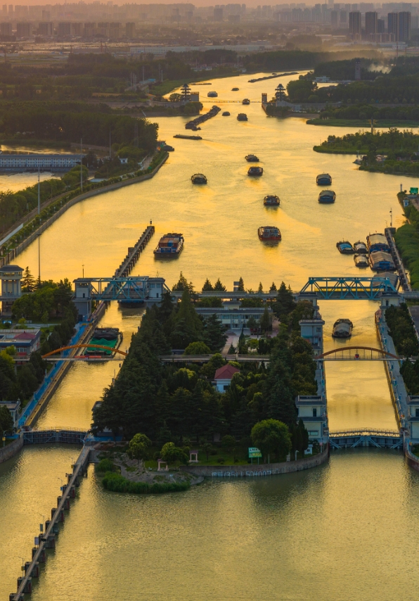 △The Beijing-Hangzhou Grand Canal is reflected in the sunset glow.