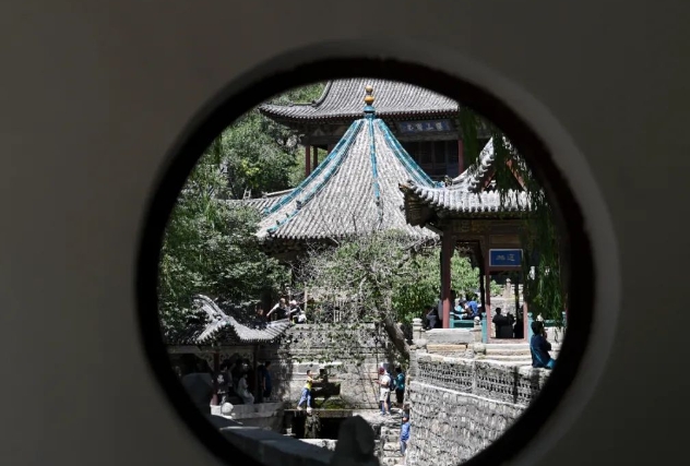 Visitors playing by the Nanlao Spring at Jinci Temple.