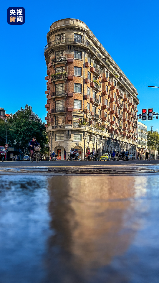 The busy morning in front of Wukang Building.