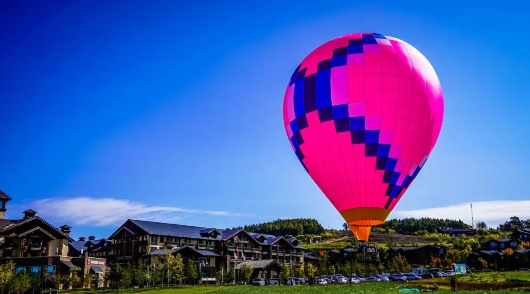 Hot air balloon at Huamei Resort.