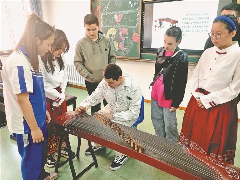 Chinese and Russian students learn guzheng.