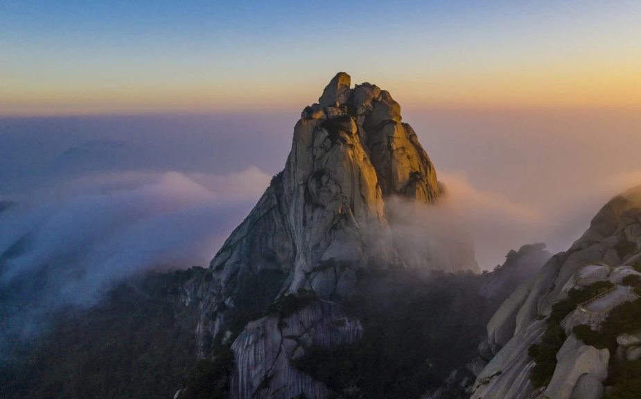 Tianzhu's one peak holds up the sun and moon