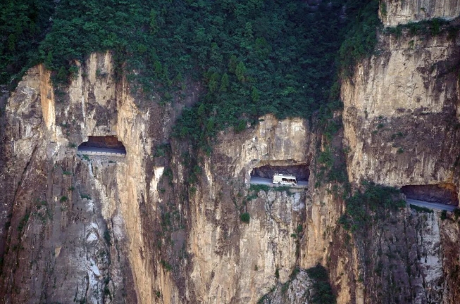 In Shenlongwan Village, Pingshun County (formerly Jingdi Village), there’s a cliffside road locals call the "Taihang Sky Road."