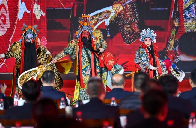 A Jin opera performer portrays Guan Yu, embodying loyalty, righteousness, and courage.