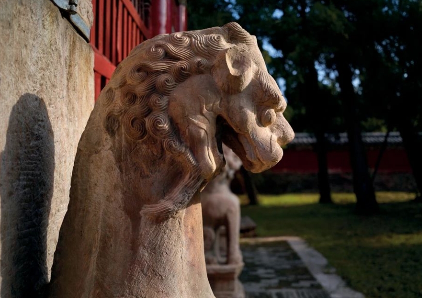 Bi Xie Statue under the Ancient Archway, “Crown of the Ancients,” standing vigil over the centuries-old Temple of Confucius