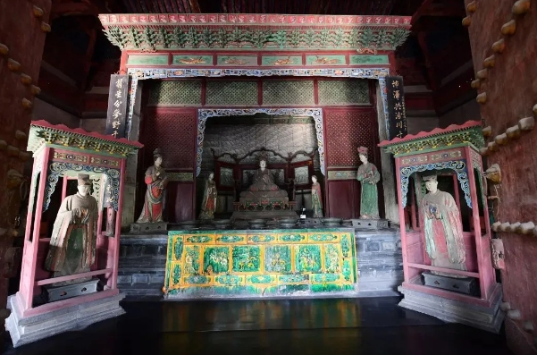 ▲ Painted sculptures in the Hall of Saintly Mother at Jinci Temple.