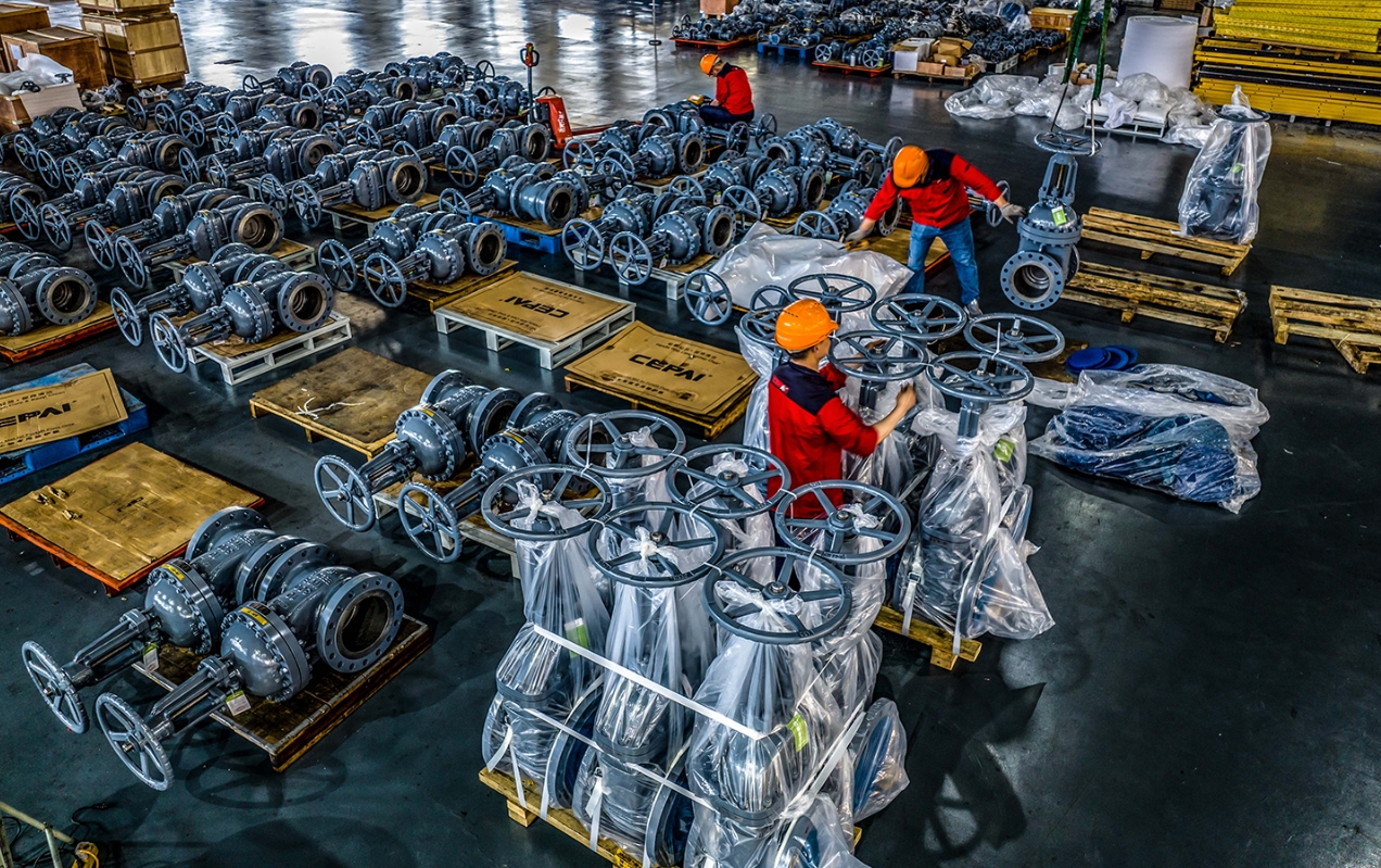 △Workers in an enterprise in Jinhu Industrial Park, Huai'an are rushing to produce domestic and foreign orders.