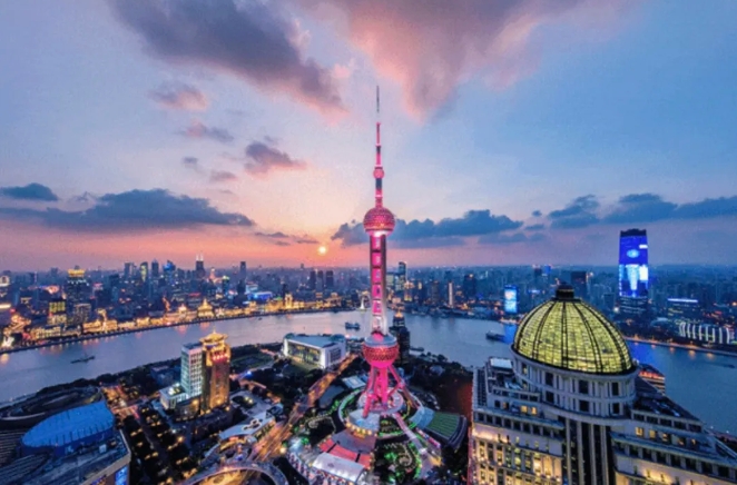 In the evening, the Shanghai landmark Oriental Pearl Tower lights up in pink.