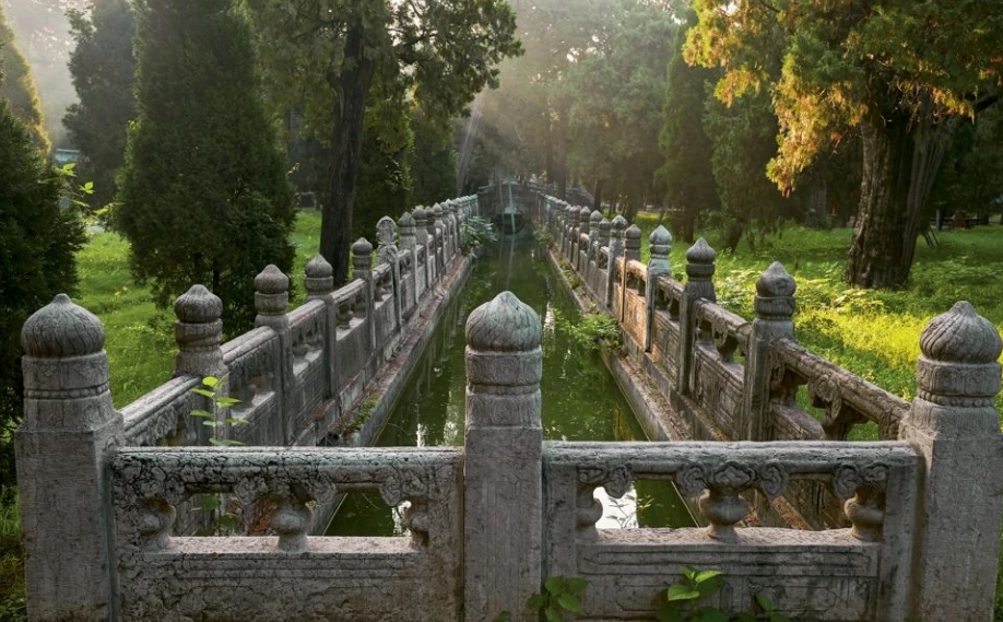 Bishui Bridge in the second courtyard of the Temple of Confucius, a three-arched bridge built during the 13th year of the Yongle reign (1415) of the Ming Dynasty