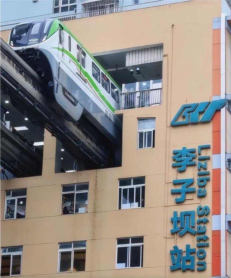 The light rail passing through the building at Liziba is a major feature of Chongqing. The light rail Line 2 passes through residential buildings, forming a unique urban landscape.