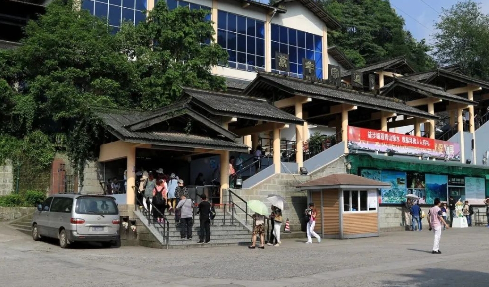 Wannian Temple entrance