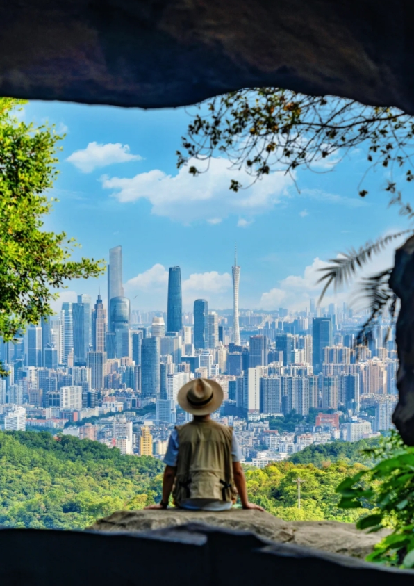 The cave camera is located at Baiyun Mountain 📍 Guangzhou Stele Forest ", after finding" Jiulongquan ", follow the stone steps on the right and continue up to reach it.