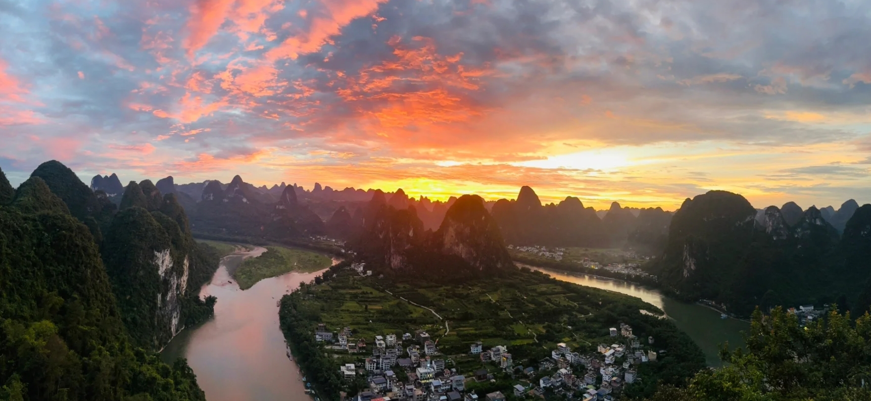 Panoramic view of the top of the Lijiang River