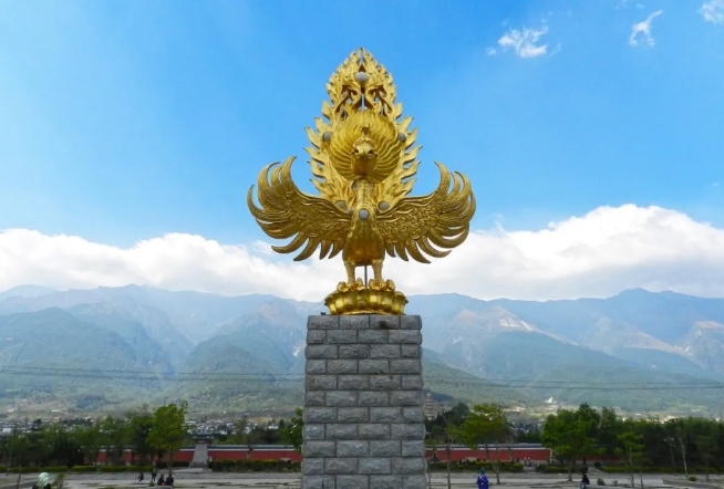 Statue of the roc gold-winged bird