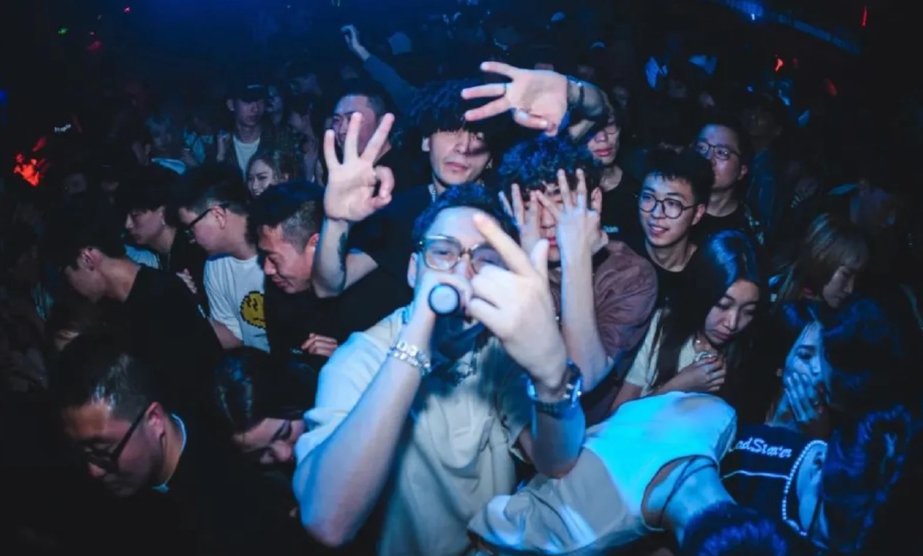 People dancing in bars in Beijing