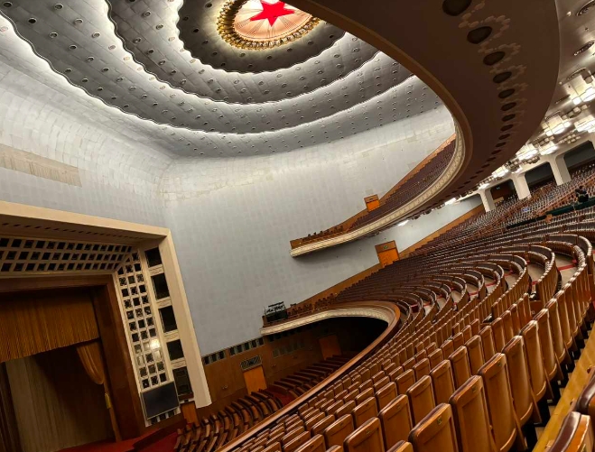 The five-pointed star in the auditorium for ten thousand people