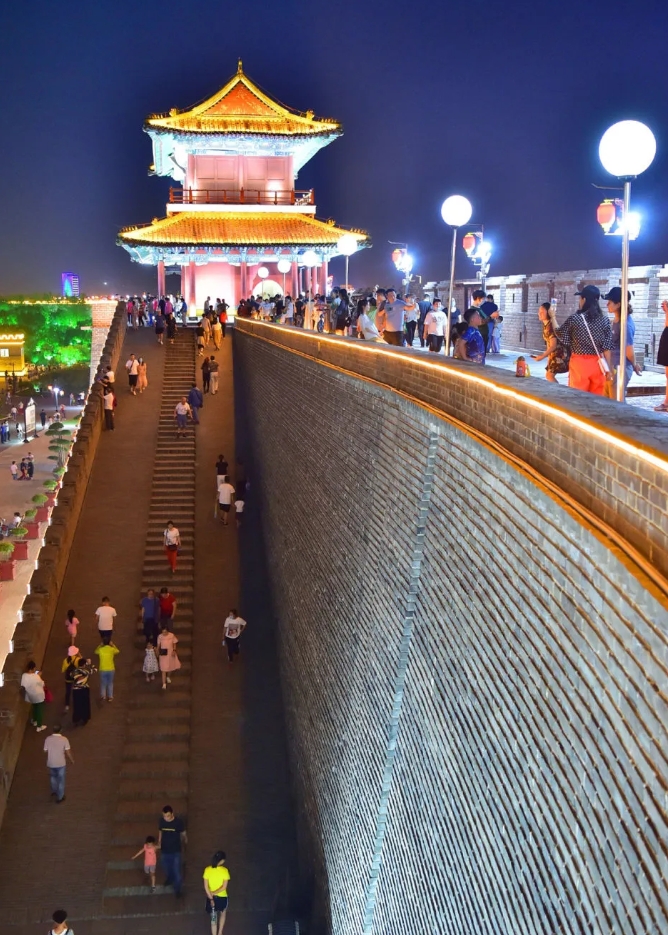  people were enjoying the scenery of the ancient city at night