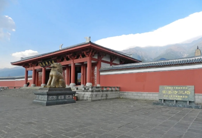 Stone lions at the gate of the Three Pagodas of Chongsheng Temple