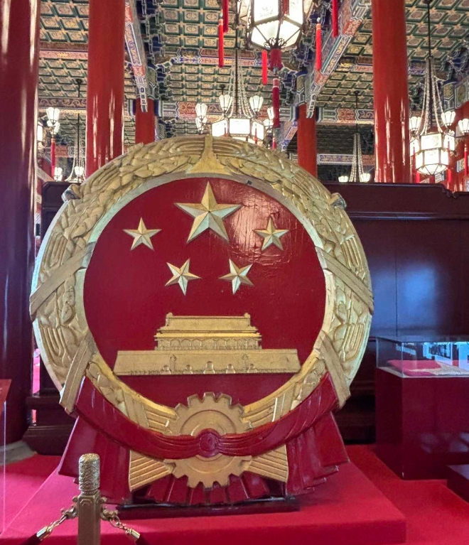 The first wooden national emblem on Tiananmen