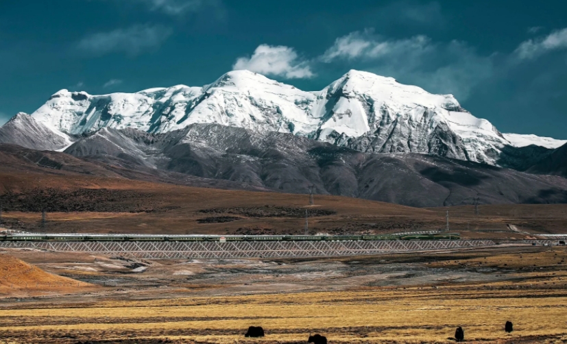 Nyenchen Tanglha Mountain