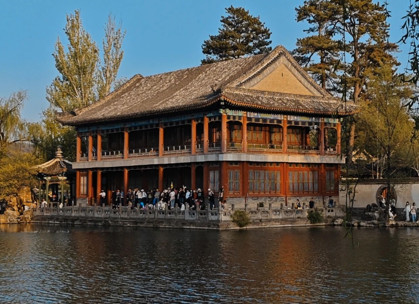 Misty Rain Tower: Built by Emperor Qianlong imitating the Misty Rain Tower on Yuanyang Island in Nanhu Lake, Jiaxing.