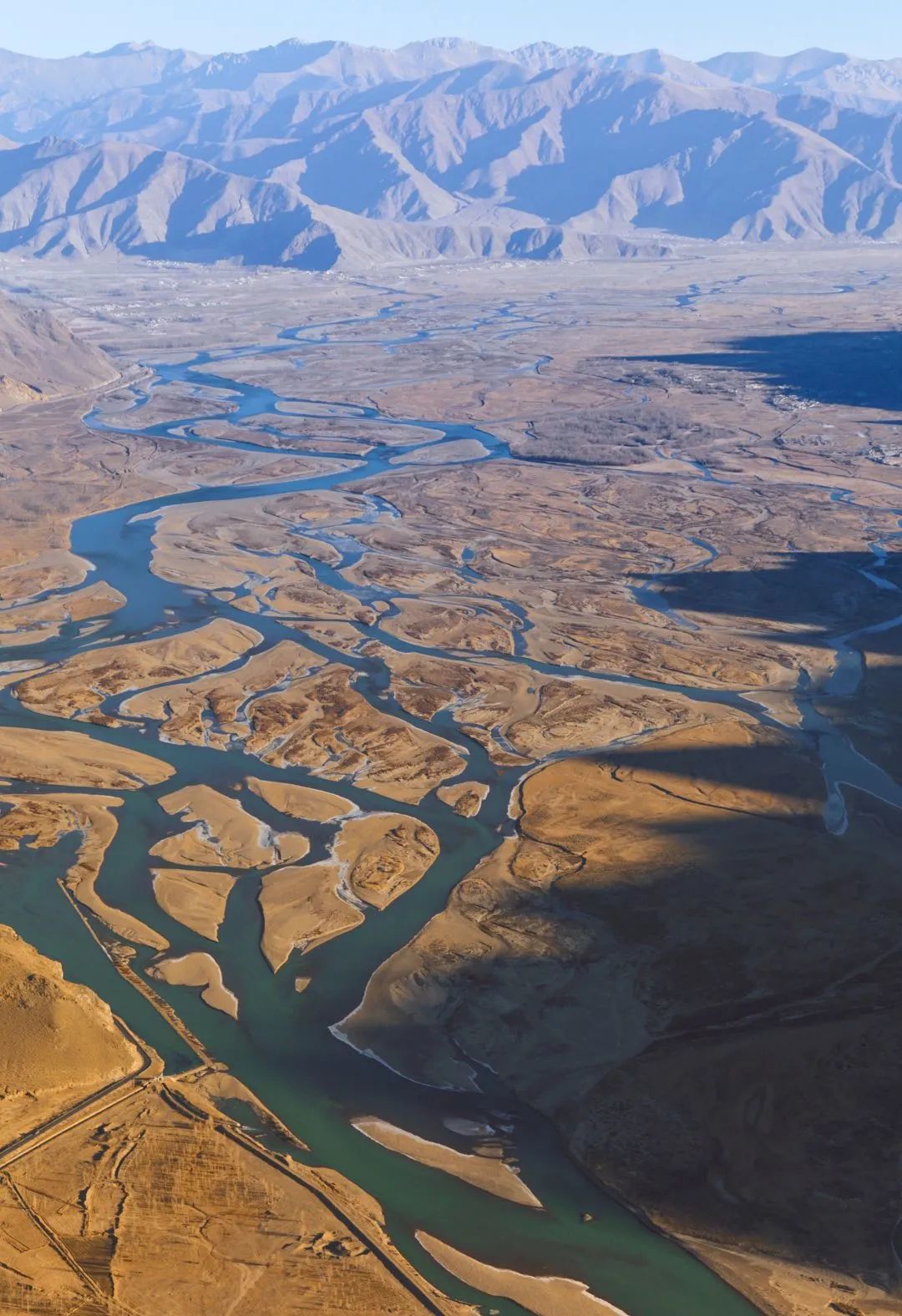 The braided river in the Lhasa River Valley - the Lhasa River, photographed in Dazi County, Lhasa City